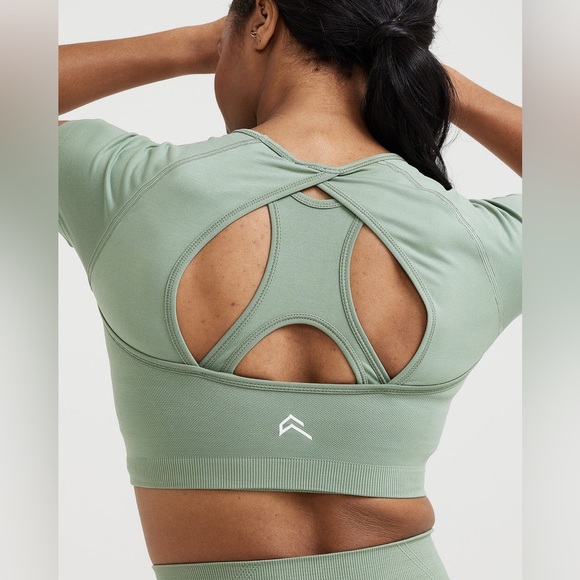 EFFORTLESS SEAMLESS SHORT SLEEVE CROP TOP
M size 
Sage Color - Picture 5 of 7